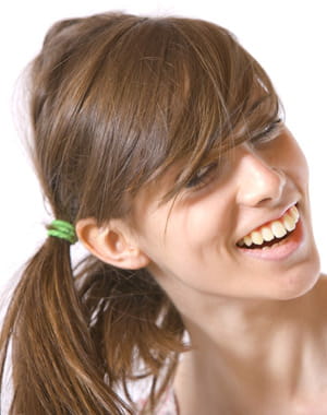 attacher ses cheveux trop souvent les abîme et les fragilise.