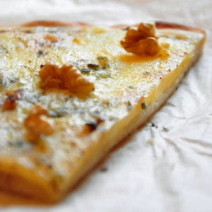 pizza auvergnate au bleu, cantal, tomme et noix