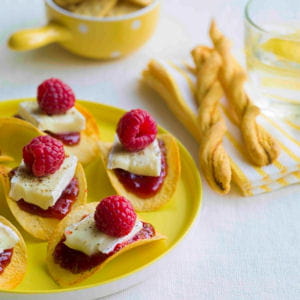 tuiles fondantes de brie à la confiture de framboise