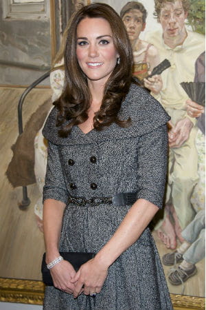 kate middelton porte une robe manteau signé jesire pour visiter l'exposition