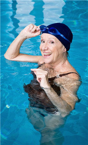 la natation est une activité physique conseillée en cas d'arthrose car elle