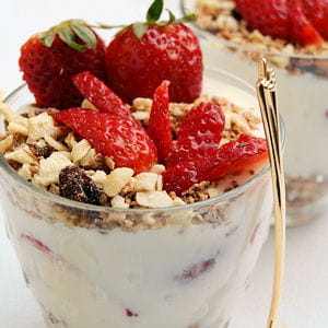 verrine au fromage blanc, céréales et fraises