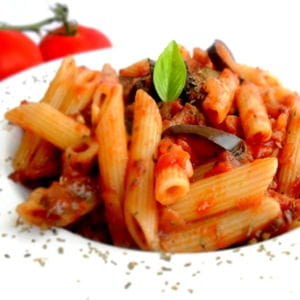 pennes à la sauce tomate et aux aubergines 