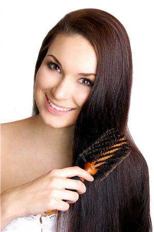 pour hydrater les longueurs, appliquez un soin adapté sur les cheveux.