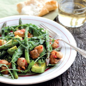 salade d'asperges aux pois gourmands et aux saint-jacques