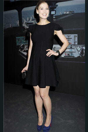 rosamunda pike très chic en petite robe noire, montre iwc et escarpins louboutin