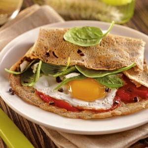 galettes de blé noir aux épinards et chèvre, oeuf miroir et olives noires 
