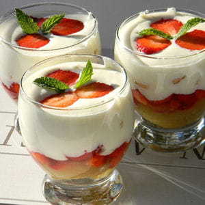 trifle fraises, rhubarbe et mousse au chocolat blanc 