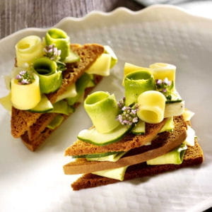 millefeuille de comté au pain d'épices, avocat et concombre 