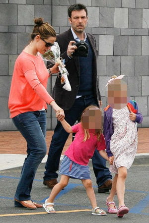 ben affleck et jennifer garner le 14 mai 2012 promènent leurs filles en