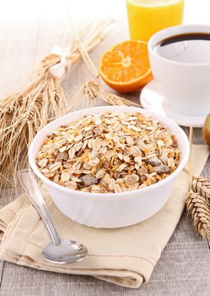 un petit déjeuner à base de muesli aux céréales complètes cale la faim pour