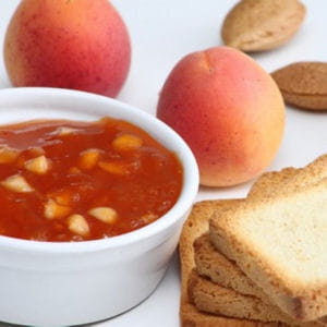 confiture d'abricot et ses amandes