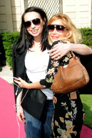 béatrice dalle et emmanuelle béart au défilé de zahia le 2 juillet 2012 à paris