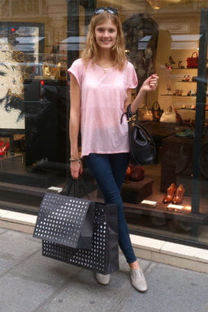 constance jablonski en virée shopping chez fratelli rossetti le 7 juillet 2012 à