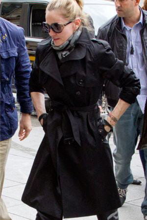 madonna en trench burberry à paris le week-end du 14 juillet