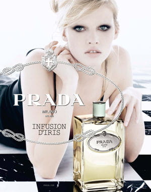 lara stone pose devant l'objectif de steven meisel.