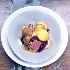 médaillons de chevreuil et pommes sautées sauce calvados avec des myrtilles