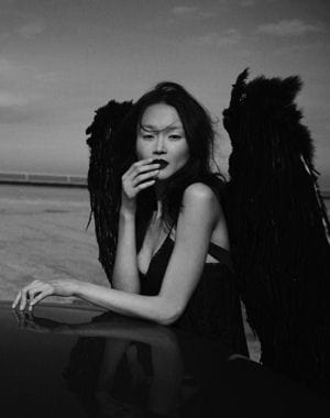 peter lindbergh met les en scène les créations 'angel looks' de schwarzkopf.