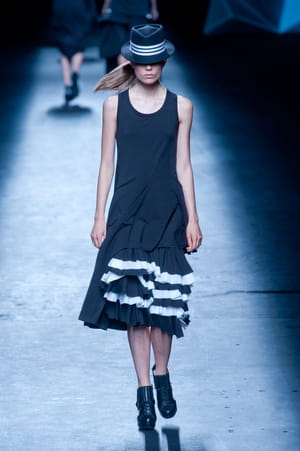 défilé y-3 prêt-à-porter printemps-été 2013 