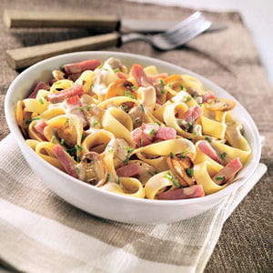tagliatelles au bacon, champignons, sauce aux petits oignons 
