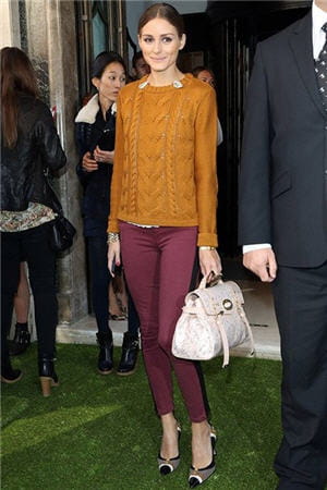 olivia palermo nous montre comment porter le pull moutarde.