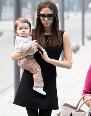 victoria beckham et sa fille harper, à pékin, en chine.