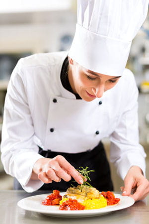 chef préparant un plat