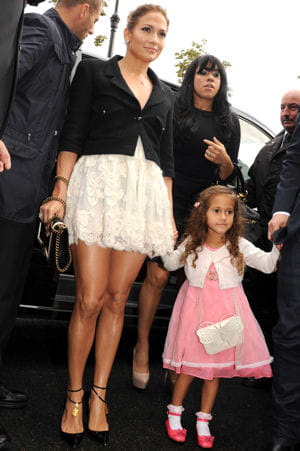 jennifer lopez et sa fille emme, au défilé chanel, le 2 octobre 2012.