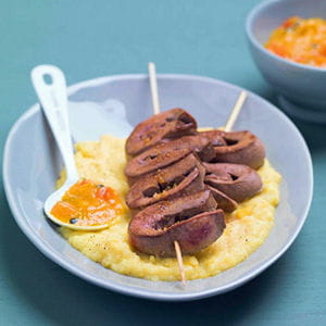 brochettes de rognons de porc, purée de maïs et chutney exotique