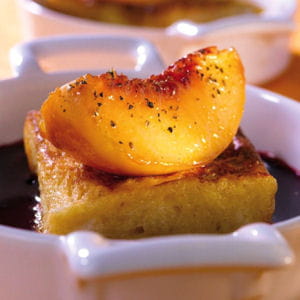 brioche perdue aux pêches, jus de mûre au poivre noir