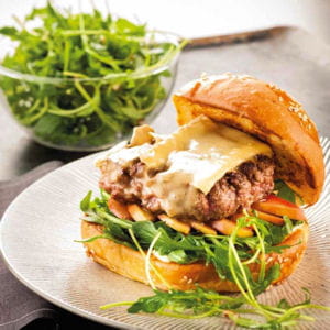 burger au brie de meau, sauce grenade du camion qui fume