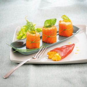 rouleau de saumon fumé à la chair de crabe et piquillos farcis au maïs