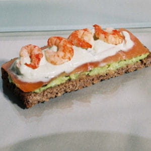 toast à la truite et aux écrevisses