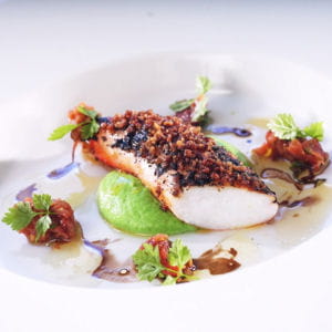 crabe royal de norvège grillé, crème d'avocat, tomate râpée, vinaigrette de soja