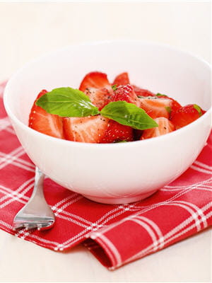 la fraise est naturellement sucrée, elle n'a donc pas besoin qu'on en rajoute. 