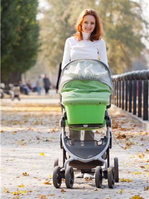 pousser le landau ou la poussette, un très bon exercice pour les jeunes mamans.