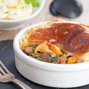 feuilleté aux champignons des bois et salade de fenouil croquant