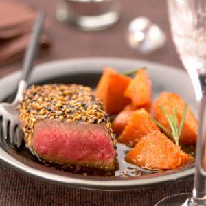 rumsteak de bœuf de chalosse au sésame noir et doré, potiron caramélisé au miel