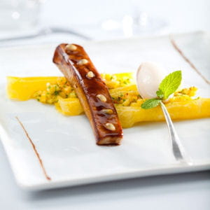 grillade de foie gras acidulé au fruit de la passion, tartare de mangue et