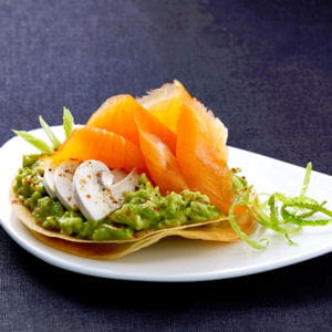 truite fumée sur lit de guacamole et tarte fine
