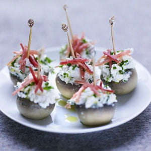 têtes de champignons, fromage de chèvre frais aux herbes et jambon de savoie