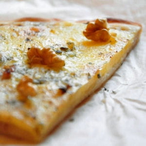 pizza auvergnate au bleu, cantal, tomme et noix