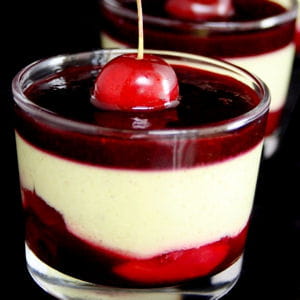 panna cotta allégée à la pistache et cerises