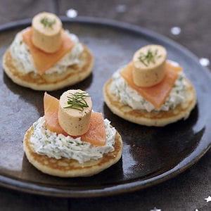 blinis de saumon fumé, chantilly aux herbes et apérivrais saumon