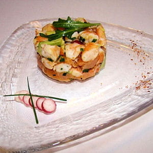 tartare de saumon fumé crevette et avocat au citron et piment d'espelette