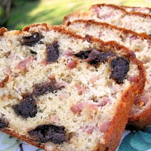 cake lardons, pruneaux et pignons 