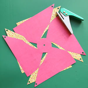 Fabriquer un moulin à vent en papier. 635696-percer-des-petits-trous