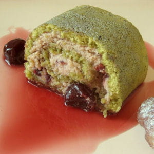 bûche au matcha, marrons et cerises amarena