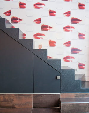 cette lectrice a égayé son escalier avec du papier peint