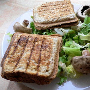 croques aux champignons et oeufs brouillés